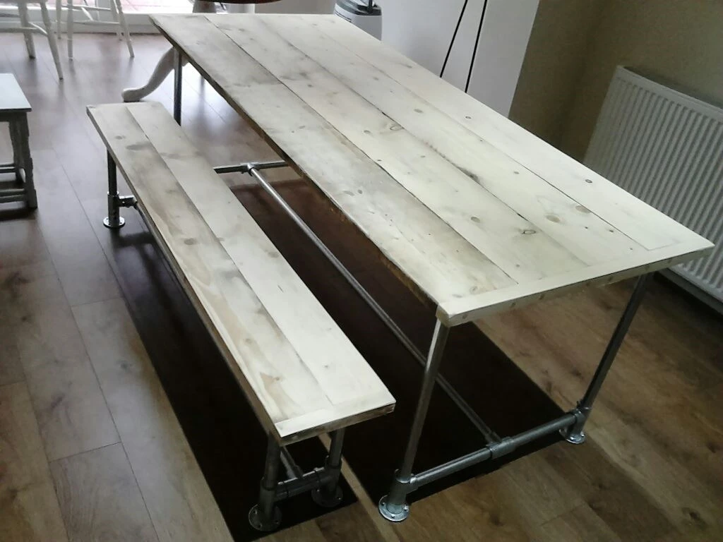 A picnic bench made from reclaimed wood and Interclamp tubes